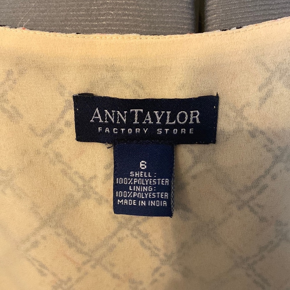 Ann Taylor Simple Sleeveless Lined Blouse Size 6 - Picture 6 of 7